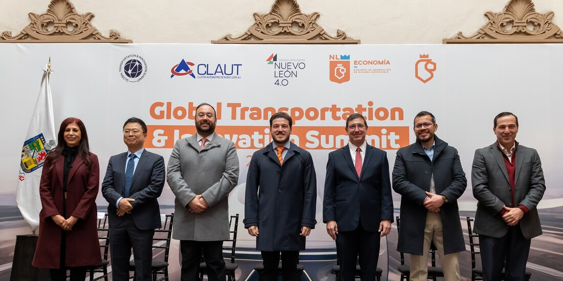 Autoridades al hacer la presentación del evento.