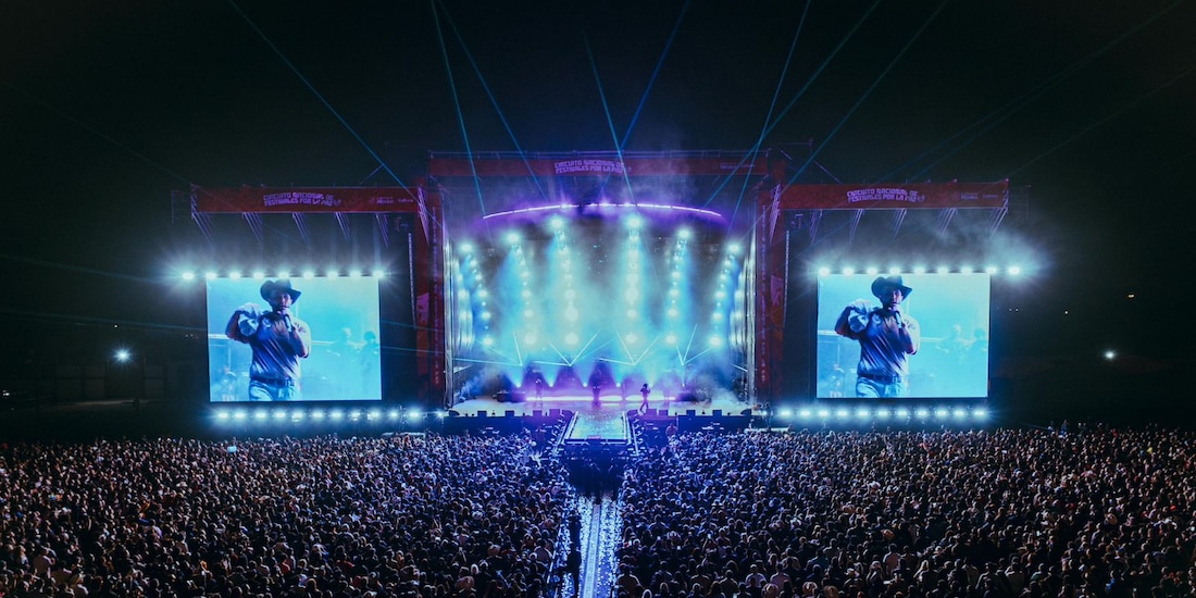 Carín León inaugura el Circuito Nacional de Festivales por la Paz ante miles de asistentes en la Monumental Playas de Tijuana.