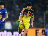 Robert Morales y Kevin Álvarez en una jugada durante el Clásico Capitalino.
