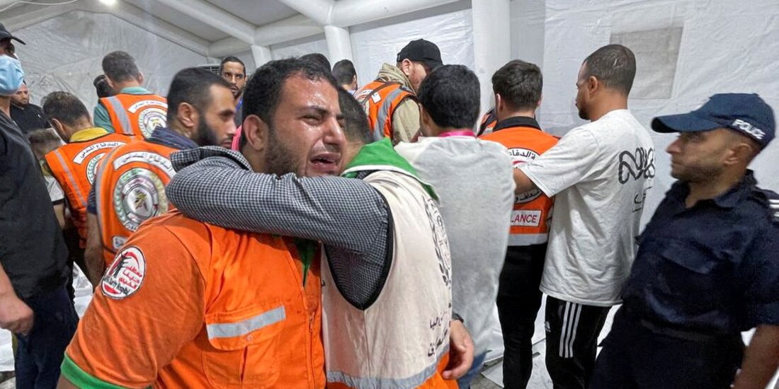Miembros de un equipo de emergencia civil palestino reaccionan después de que varios colegas murieran en ataques israelíes, en el hospital Shifa en la ciudad de Gaza el 16 de octubre de 2023