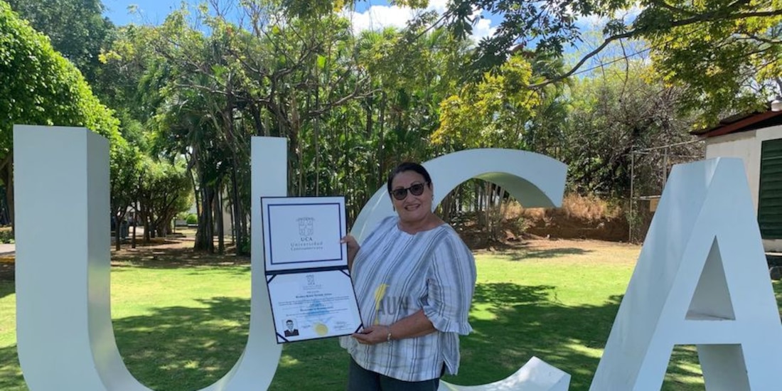 Lesbia Alfaro muestra el título de su hijo, el líder juvenil Lesther Alemán, quien espera condena a siete meses de su aprehensión.