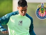 Efraín Álvarez conquistó a la afición de Chivas a su llegada al aeropuerto de Guadalajara.