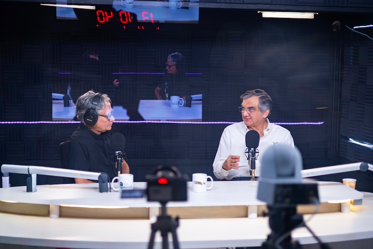 El gobernador de Tamaulipas, Américo Villarreal Anaya, durante el programa Diálogos con Américo.