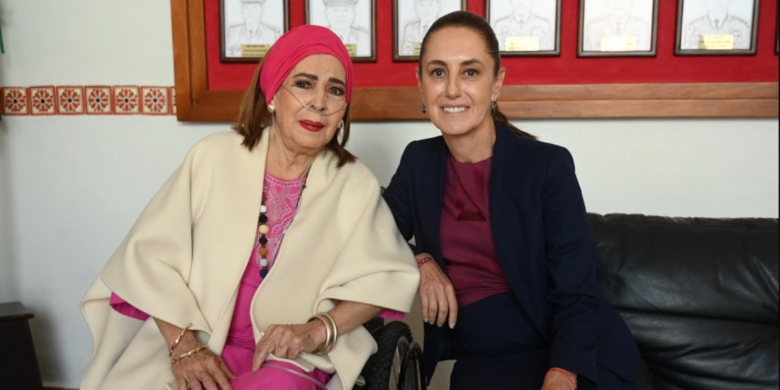 Imagen de la actriz junto a la Presidenta de México.
