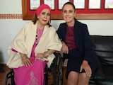 Imagen de la actriz junto a la Presidenta de México.