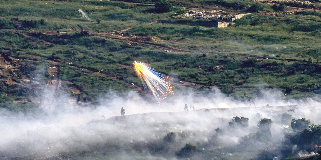 Explosión de lo que parece ser fósforo blanco de las FDI en el lado libanés, ayer.