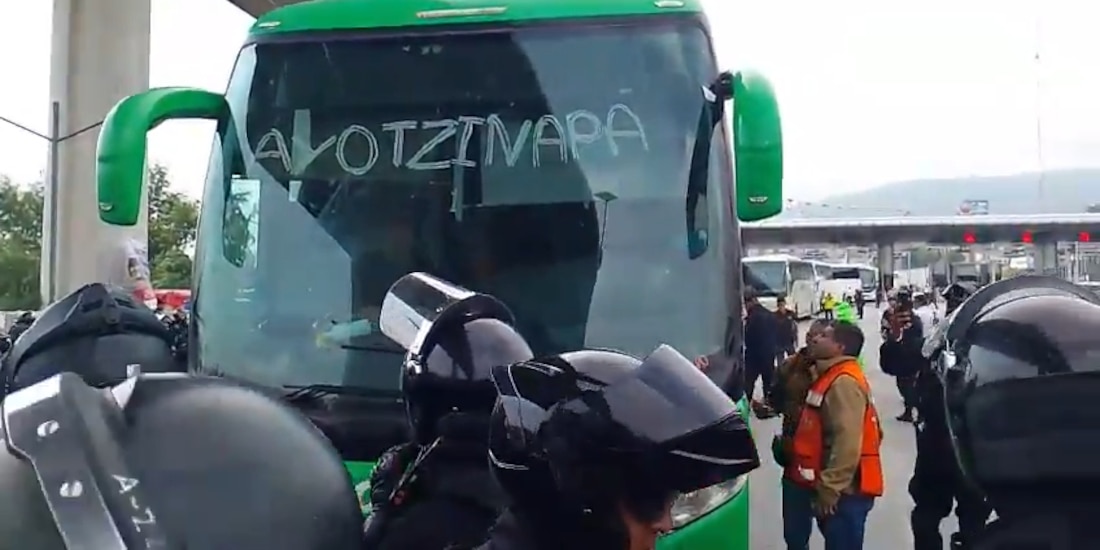 Normalistas de Ayotzinapa intentan llegar a CDMX en camiones, pero son detenidos.