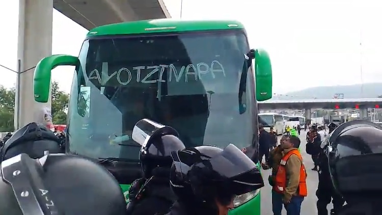 Normalistas de Ayotzinapa intentaron llegar a CDMX en camiones, en días pasados