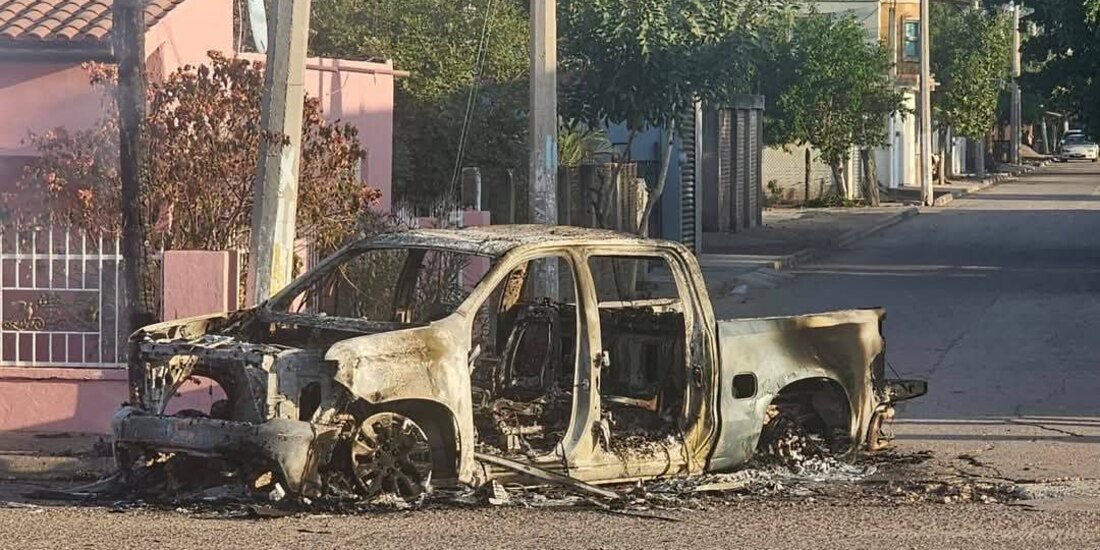 Uno de los vehículos que quedaron calcinados tras el enfrentamiento que tuvo lugar en el municipio de Elota, ayer.
