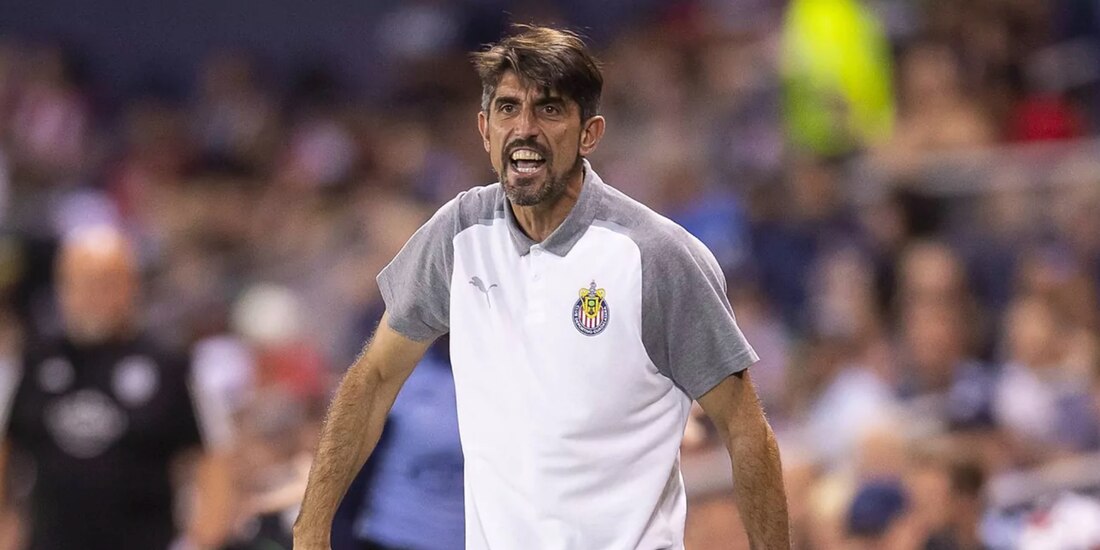 Veljko Paunovic da indicaciones durante un partido de Chivas.