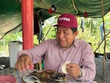 Antonio Silvan, dirigente de Morena en Macuspana, subió foto degustando platillo preparado con especie en extinción.