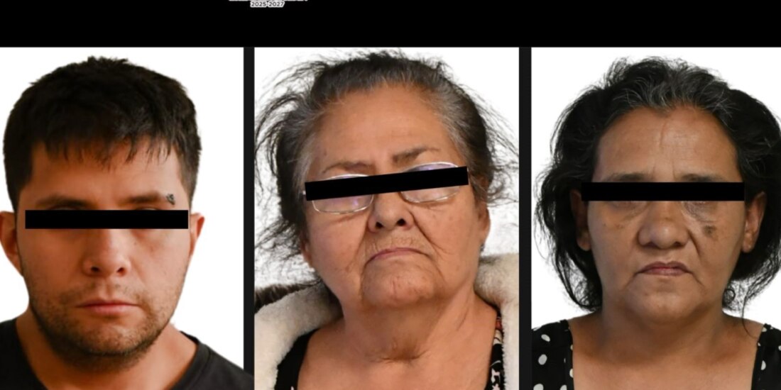 Los detenidos Carlota “N” (c.), junto con sus hijos Eduardo y Mariana, tras su detención por las autoridades.