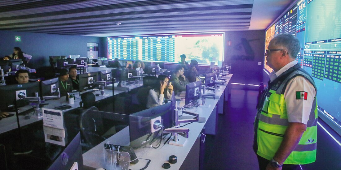 El almirante Juan José Padilla Olmos, durante el recorrido por la terminal