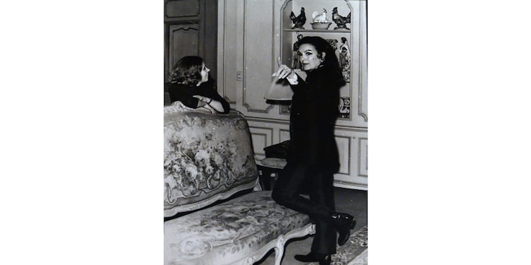 La autora conversando con la actriz María Félix.