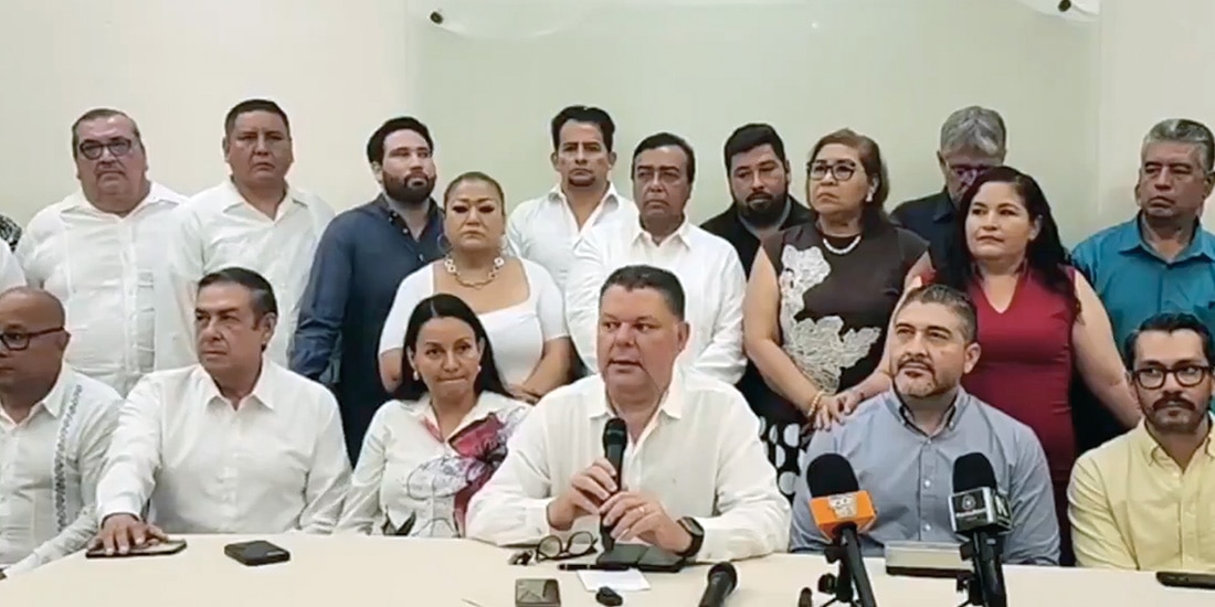 El senador Virgilio Mendoza (c.), ayer, en conferencia de prensa.