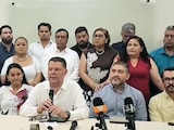 El senador Virgilio Mendoza (c.), ayer, en conferencia de prensa.
