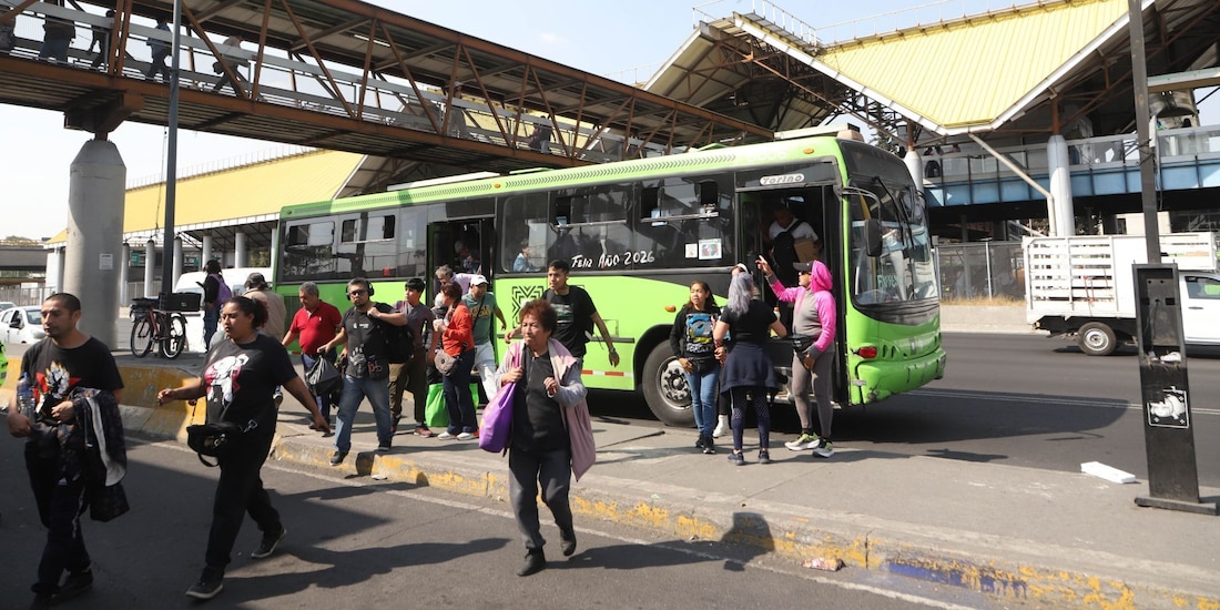 Unidades de la RTP apoyan en el traslado de usuarios de la Línea B del Metro de la Ciudad de México.