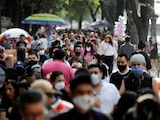 Personas caminan por la Avenida Reforma de la Ciudad de México, el 18 de octubre de 2020.