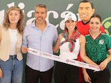 Al centro, la secretaria de Turismo de Sinaloa, Mireya Sosa Osuna, y el exfutbolista Pavel Pardo.