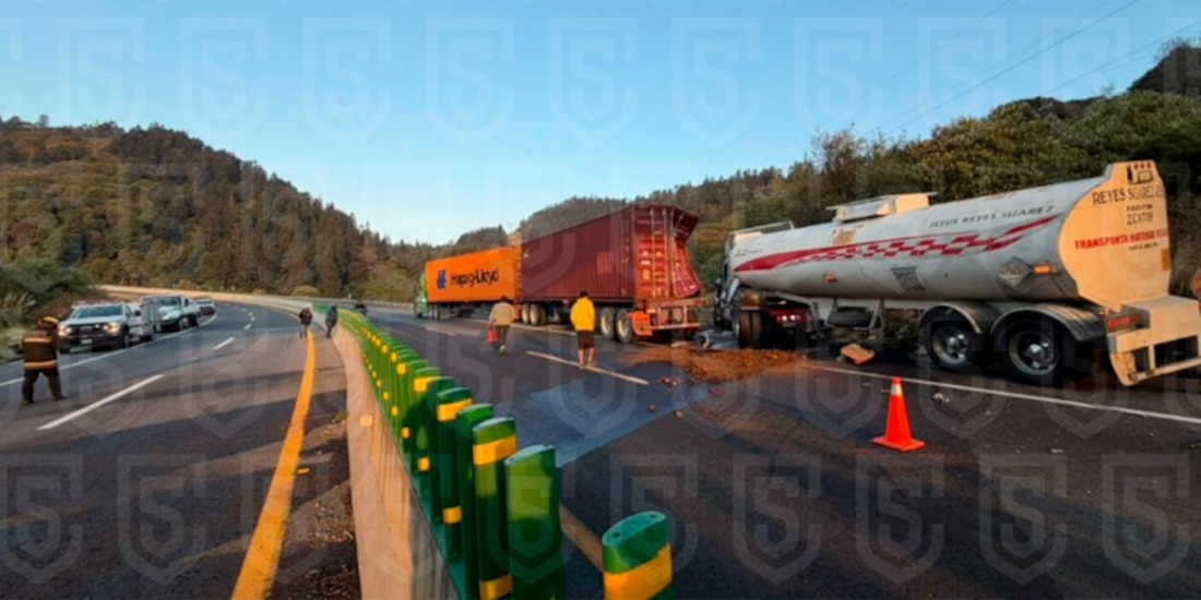 Tráiler y pipa de gasolina chocan y generan caos en la autopista Toluca-Naucalpan