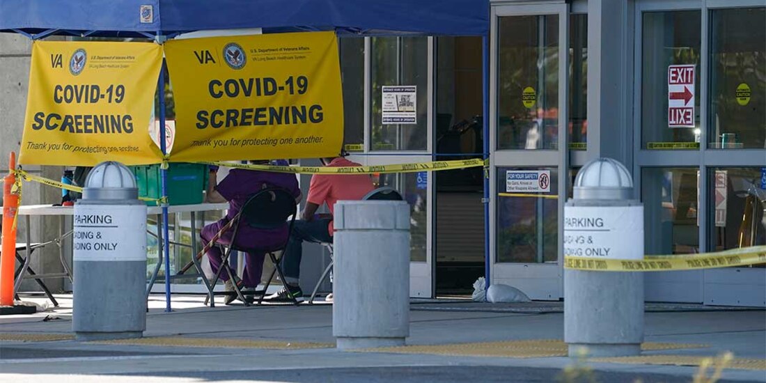 Entrada a urgencias de un hospital de California que está al límite de su capacidad, ayer.