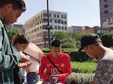 Jóvenes se reúnen a las afueras del Palacio de Bellas Artes para intercambiar estampas del mundial, ayer.