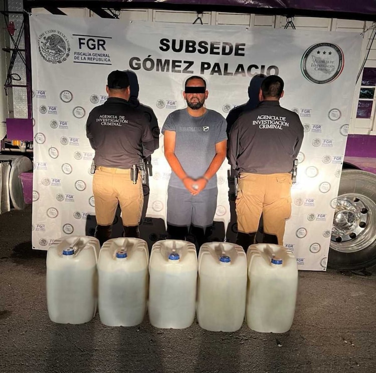 Se transportaban 5 bidones con capacidad de 50 litros cada uno, que contenía una sustancia líquida similar a la heroína líquida.