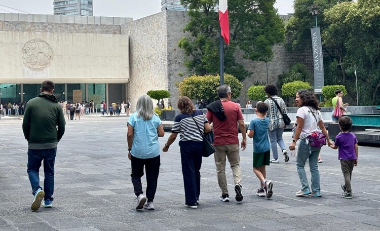 Una familia caminando hacia el inmueble en la mañana.