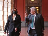 La vicepresidenta de EU, Kamala Harris, y el Presidente López Obrador, ayer, en Palacio Nacional.