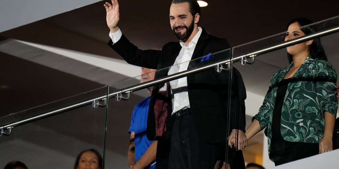 El presidente salvadoreño Nayib Bukele saluda durante la ceremonia inaugural de los Juegos Centroamericanos y del Caribe en San Salvador, el viernes 23 de junio de 2023.