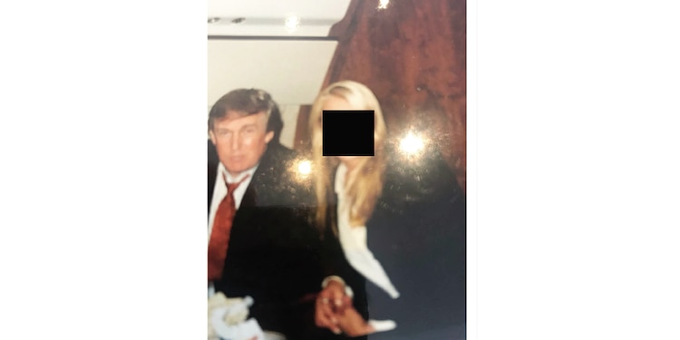 Fotos sin fecha del archivo Epstein, publicadas ayer por demócratas: en la imagen, el presidente Trump