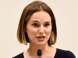 La actriz Natalie Portman destaca al frente del grupo de inversionistas.