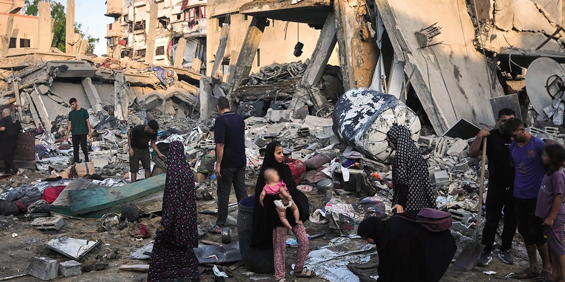 Palestinos rescatan sus pertenencias entre escombros tras un ataque israelí, ayer.