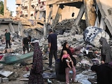 Palestinos rescatan sus pertenencias entre escombros tras un ataque israelí, ayer.