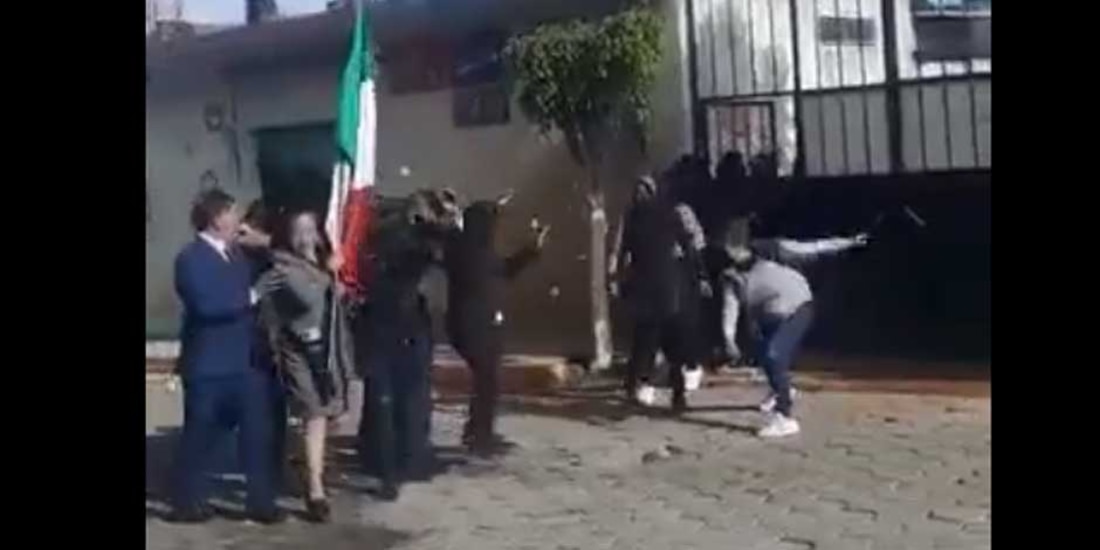 Lanzan huevos a una alcaldesa de Tlaxcala en pleno desfile del 16 de septiembre