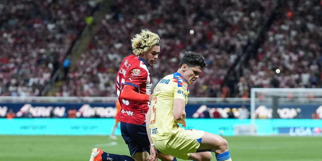 Cade Cowell de Chivas pelea por el balón con Israel Reyes de América durante la ida de las Semifinales del Torneo Clausura 2024 Liga MX en el Estadio Akron