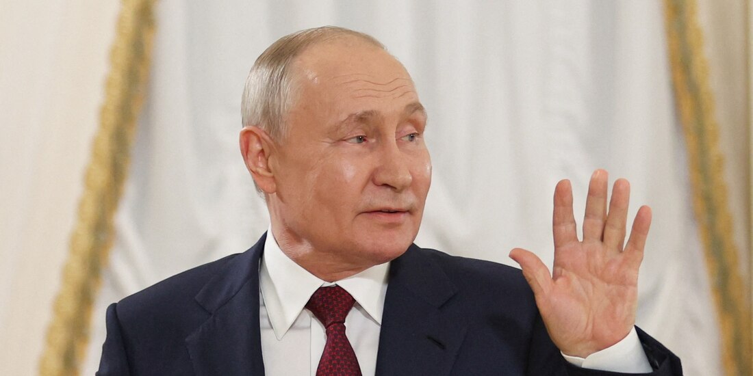 El presidente de Rusia, Vladimir Putin, gesticula durante una conferencia de prensa posterior a la cumbre Rusia-África en San Petersburgo, Rusia, el 29 de julio de 2023.