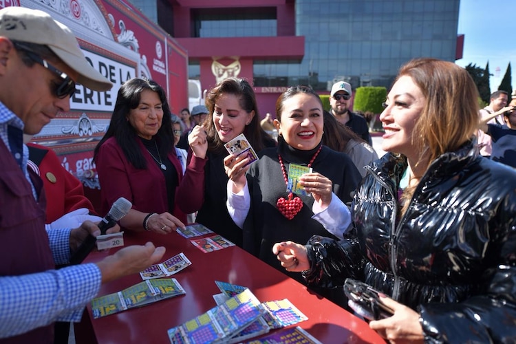 Cientos de personas visitan la exhibición gratuita del Museo de la Suerte en Pachuca, Hidalgo, una de sus primeras sedes.