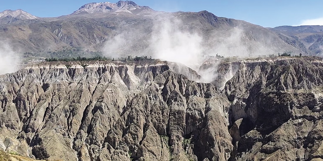 Polvo flota en el aire tras un terremoto en Pausa, Perú, ayer.