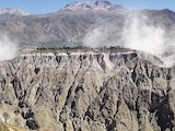 Polvo flota en el aire tras un terremoto en Pausa, Perú, ayer.