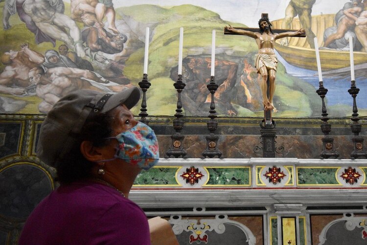 Una señora, ayer, durante el recorrido por la muestra observando algunos lienzos.