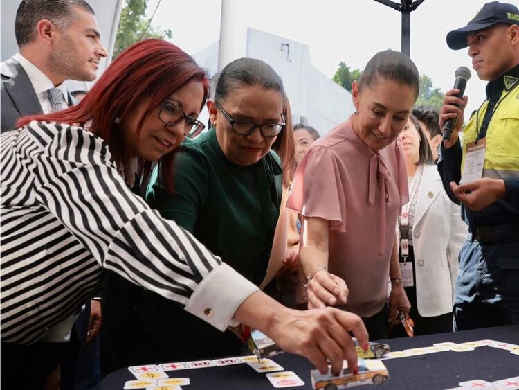 La inauguración de las actividades estuvo encabezada por la secretaria de Seguridad y Protección Ciudadana, Rosa Icela Rodríguez; la secretaria de Educación Pública, Leticia Ramírez; y la jefa de Gobierno, Claudia Sheinbaum.
