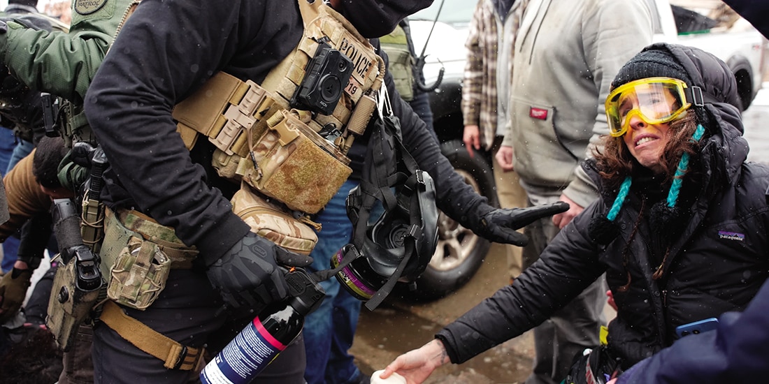 Agentes federales detienen a una persona en Minneapolis, ayer.