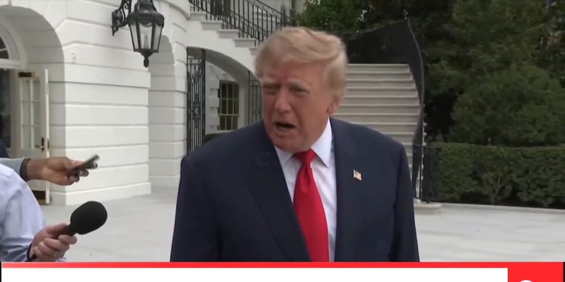 Donald Trump habla con reporteros desde la Base Conjunta Andrews, en Maryland.
