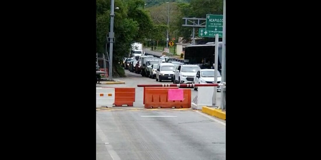 Largas filas en la caseta La Venta, en la Autopista del Sol