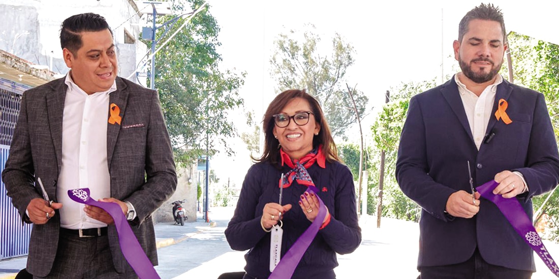 De izq. a der.: Eberth Robles Ocotzi, Lorena Cuéllar y Eduardo Hernández, al inaugurar obras en dos municipios, ayer.