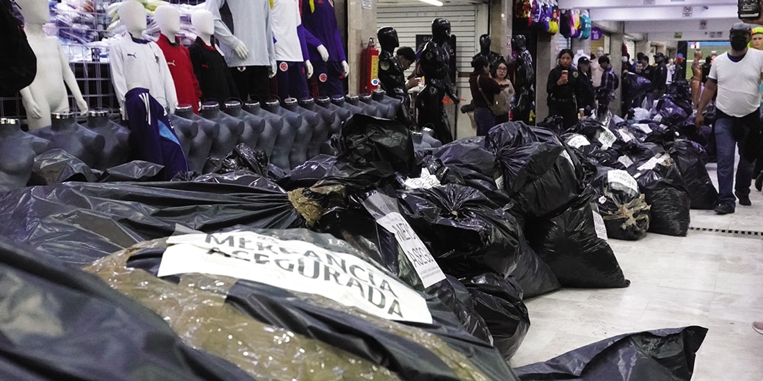 Bolsas con mercancía incautada en Tepito