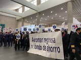 Pilotos, sobrecargos y trabajadores realizan manifestación en la Terminal 2 del Aeropuerto capitalino, ayer.