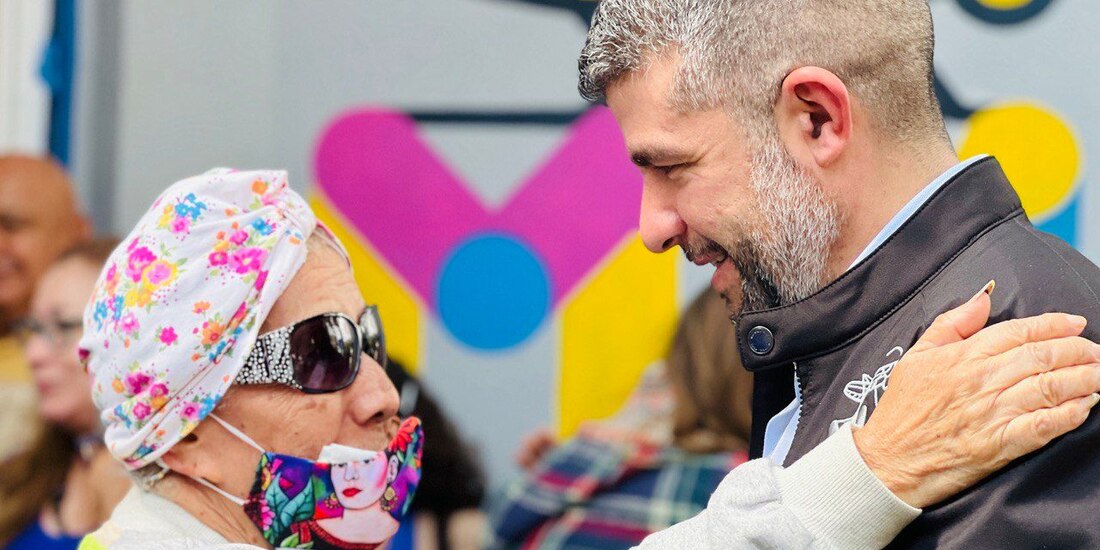 El alcalde Maurcio Tabe abraza a una beneficiara de la tercera edad en una de las entregas de apoyos.
