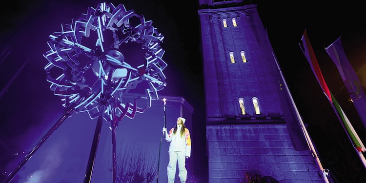 La esquiadora Sofia Goggia prende el pebetero olímpico en Cortina.